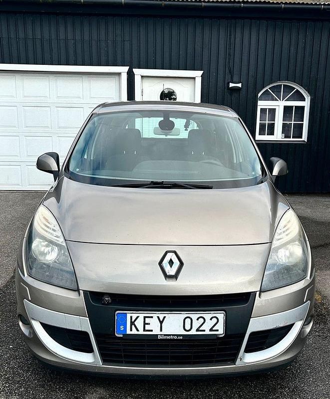 Begagnad Renault Scénic III 131 HK (96 kW) 2009 Ljusbrun Minibuss