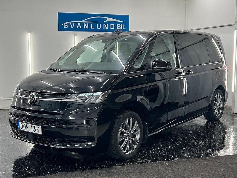 Svart Begagnad 2023 VW Multivan Life Minibuss | 579 800 kr (Marknadspris) - Bild 1/4