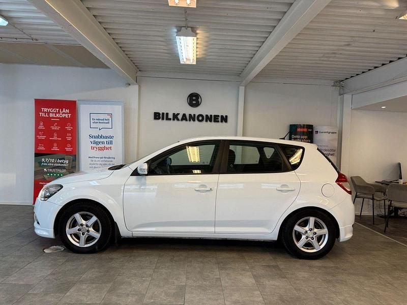 Vit Begagnad 2010 Kia Ceed 4 Halvkombi | 49 900 kr (Marknadspris) - Bild 1/4
