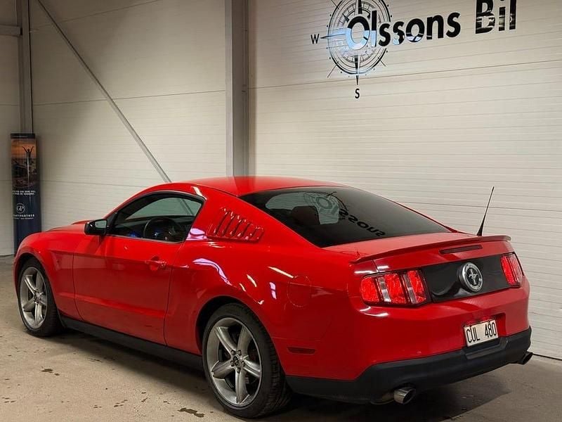 Begagnad Ford Mustang 309 HK (227 kW) 2011 Röd Sportkupé