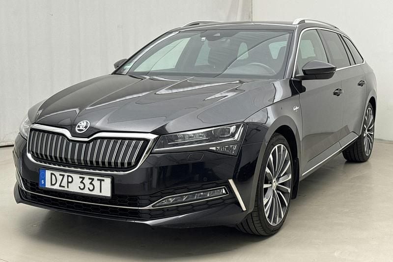 Svart Begagnad 2021 Skoda Superb | 248 000 kr - Bild 1/4