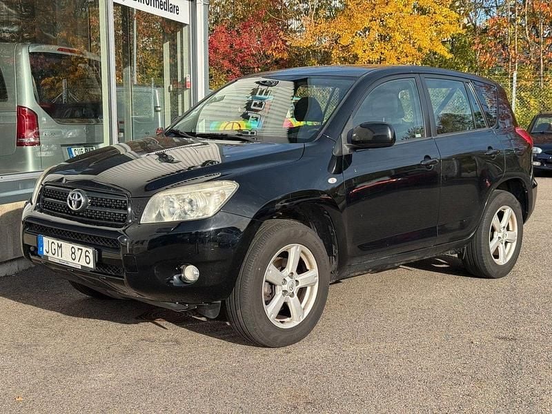 Svart Begagnad 2006 Toyota RAV4 SUV | 64 900 kr (Marknadspris) - Bild 1/4