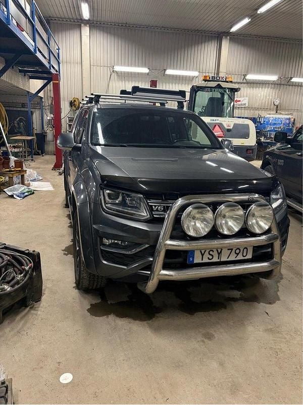 Grå Begagnad 2019 VW Amarok Aventura Pickup | 310 000 kr (Superpris) - Bild 1/4