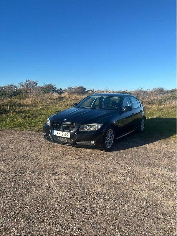 Svart Begagnad 2010 BMW 320 Comfort Edition Sedan | 57 000 kr (Bra pris) - Bild 1/4