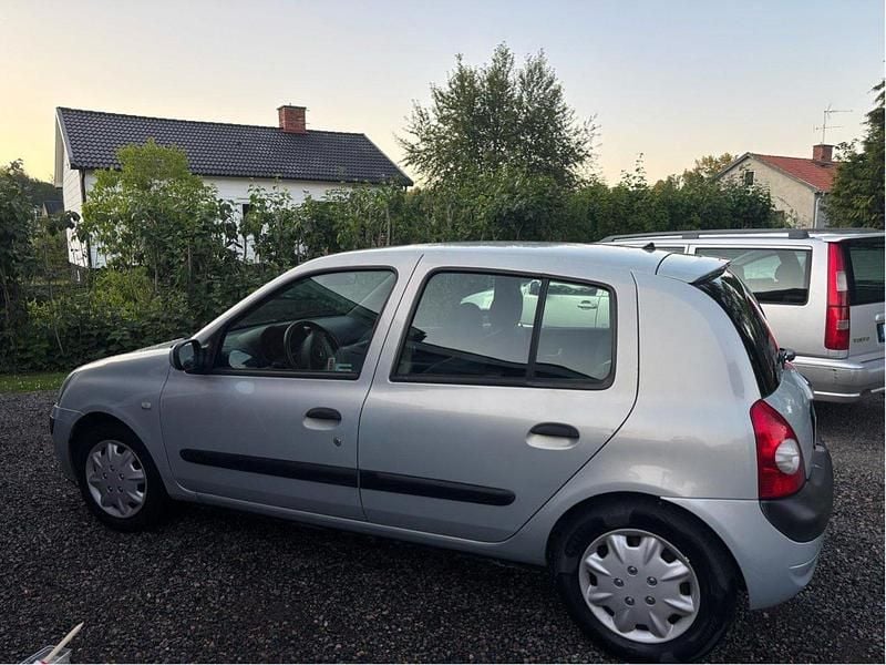 Grå Begagnad 2004 Renault Clio II Halvkombi | 15 000 kr (Bra pris) - Bild 1/4
