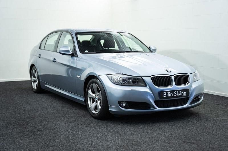 Ljusblå (blå) Begagnad 2011 BMW 320 Comfort Edition Sedan | 99 900 kr (Marknadspris) - Bild 1/4