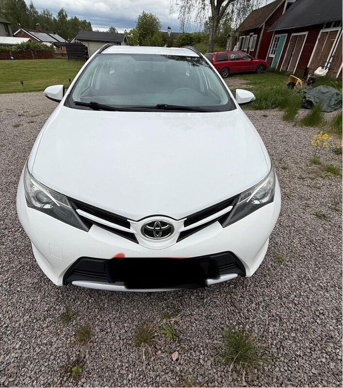 Vit Begagnad 2014 Toyota Auris Touring Sports Kombi | 62 500 kr - Bild 1/4