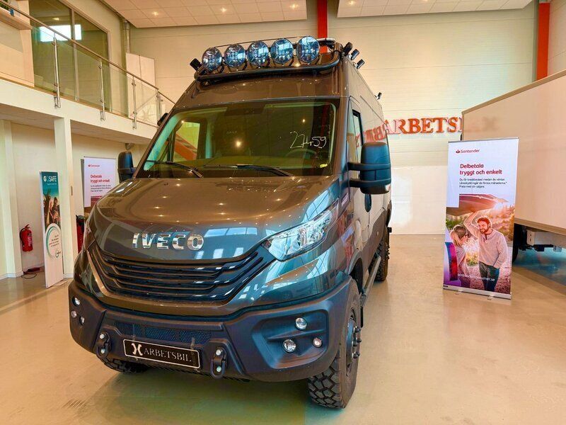 Begagnad Iveco Daily 176 HK (129 kW) 2024 Mörkgrå Van
