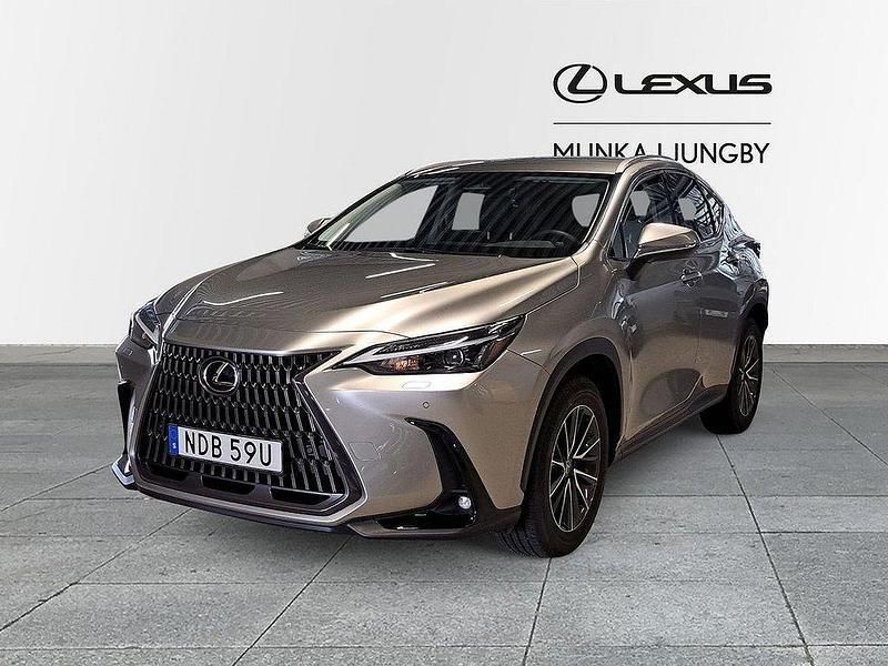 Ljusgrå Begagnad 2024 Lexus NX350h Business Edition SUV | 479 900 kr (Superpris) - Bild 1/4