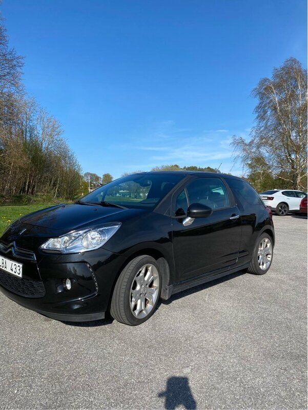 Svart Begagnad 2011 Citroën DS3 Halvkombi | 44 000 kr (Marknadspris) - Bild 1/4