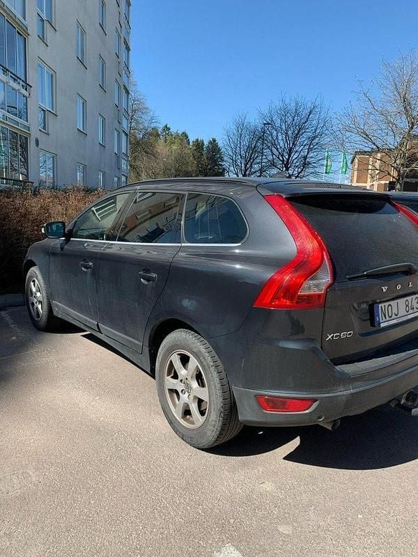 Grå Begagnad 2011 Volvo XC60 Momentum SUV | 85 000 kr (Superpris) - Bild 1/4