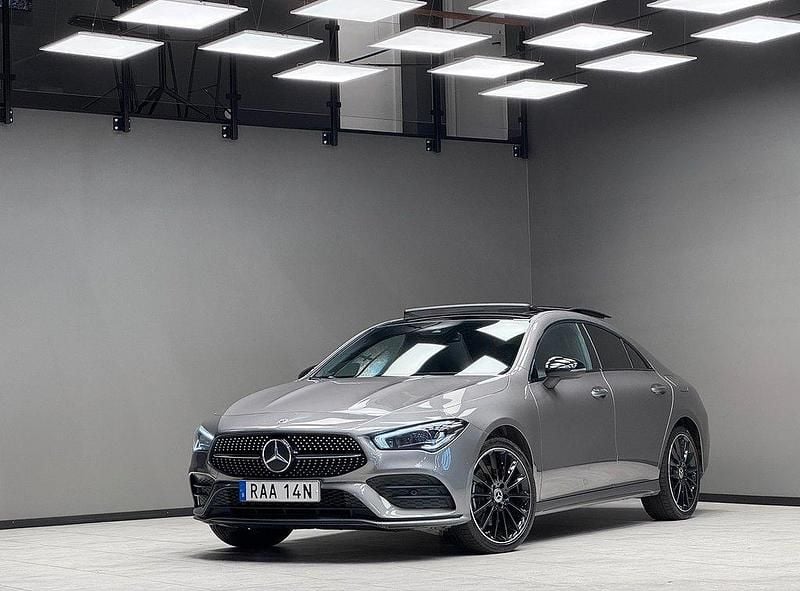 Mörkgrå Begagnad 2022 Mercedes CLA250e AMG Sedan | 369 900 kr (Marknadspris) - Bild 1/3