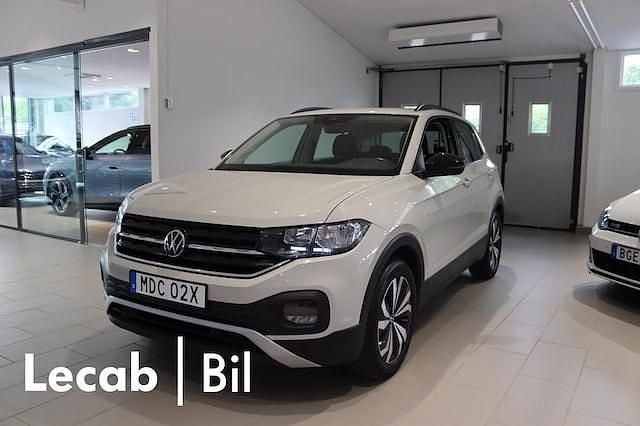 Grå (ascot grey) Begagnad 2022 VW T-Cross Life SUV | 179 500 kr (Marknadspris) - Bild 1/4