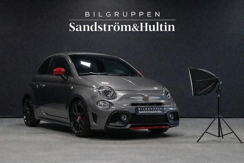 Grå Begagnad 2022 Abarth 595 Halvkombi | 209 000 kr (Marknadspris) - Bild 1/4