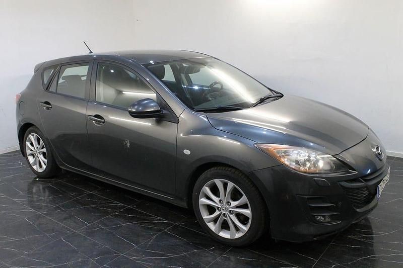Grå Begagnad 2009 Mazda 3 Inclusive Halvkombi | 34 900 kr (Marknadspris) - Bild 1/4