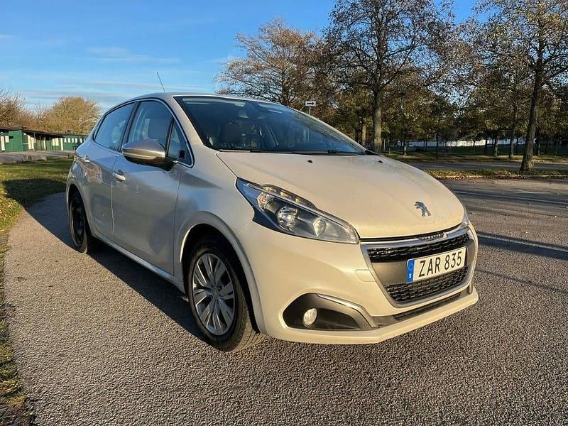 Vit metallic med pärleffekt Begagnad 2017 Peugeot 208 Halvkombi | 95 000 kr (Bra pris) - Bild 1/4