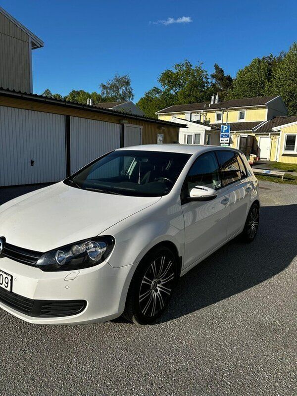Vit Begagnad 2011 VW Golf VI Halvkombi | 100 000 kr (Lite dyr) - Bild 1/4