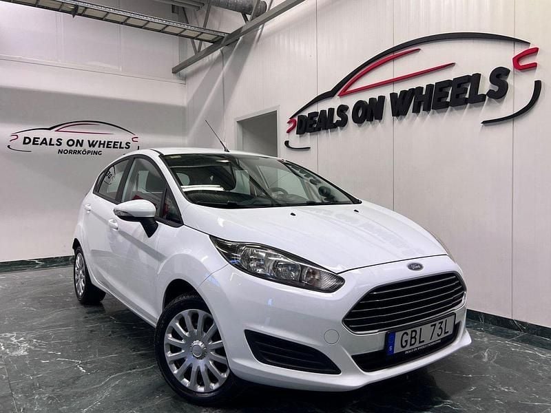Vit Begagnad 2015 Ford Fiesta Halvkombi | 89 900 kr (Bra pris) - Bild 1/4
