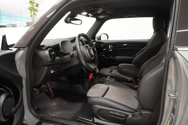 Begagnad Mini Cooper Essential 135 kW (184 HK) 2022 Moonwalk grey met Halvkombi