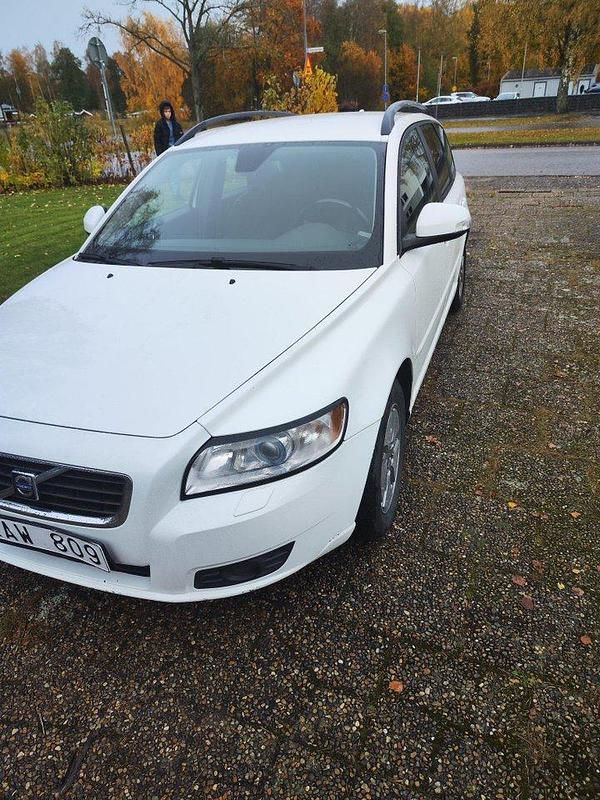 Vit Begagnad 2011 Volvo V50 Kombi | 39 999 kr (Marknadspris) - Bild 1/4