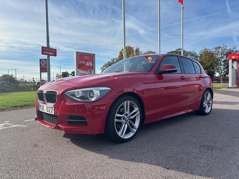 Röd Begagnad 2012 BMW 118 M Sport Halvkombi | 116 000 kr (Lite dyr) - Bild 1/4