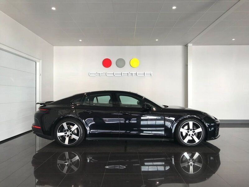 Svart Ny 2025 Porsche Panamera 4 Sedan | 1 355 000 kr - Bild 1/4