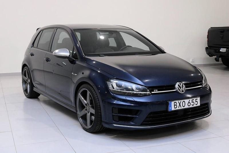 Mörkblå Begagnad 2014 VW Golf VII R Halvkombi | 179 900 kr (Marknadspris) - Bild 1/4