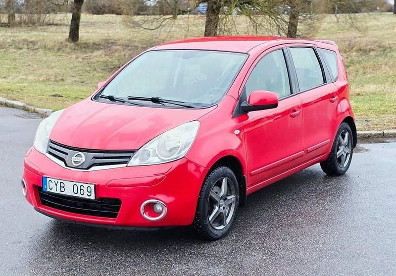 Röd Begagnad 2012 Nissan Note Halvkombi | 27 900 kr (Marknadspris) - Bild 1/4