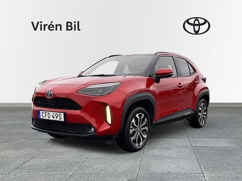 Röd Begagnad 2025 Toyota Yaris Hybrid Active SUV | 344 000 kr - Bild 1/4