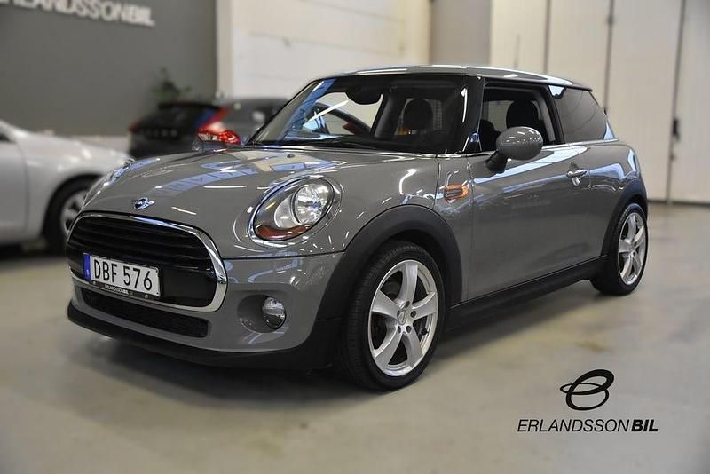 Grå Begagnad 2016 Mini Cooper Pepper Halvkombi | 109 900 kr (Marknadspris) - Bild 1/4