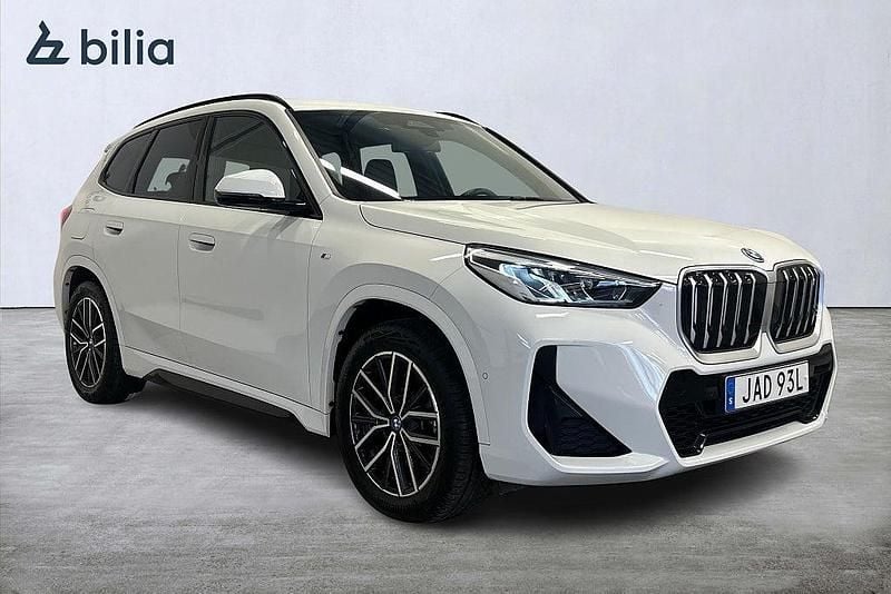 Vit Begagnad 2022 BMW iX1 M Sport SUV | 439 000 kr (Lite dyr) - Bild 1/4