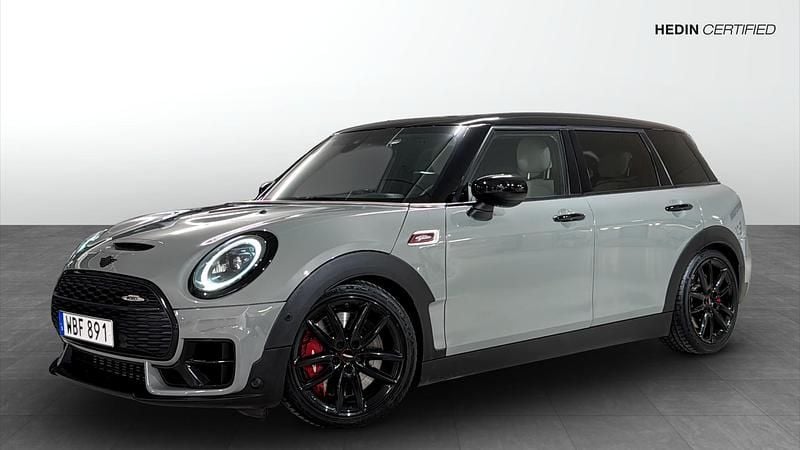 Grå (grey) Begagnad 2022 Mini John Cooper Works Clubman Kombi | 389 900 kr (Marknadspris) - Bild 1/4