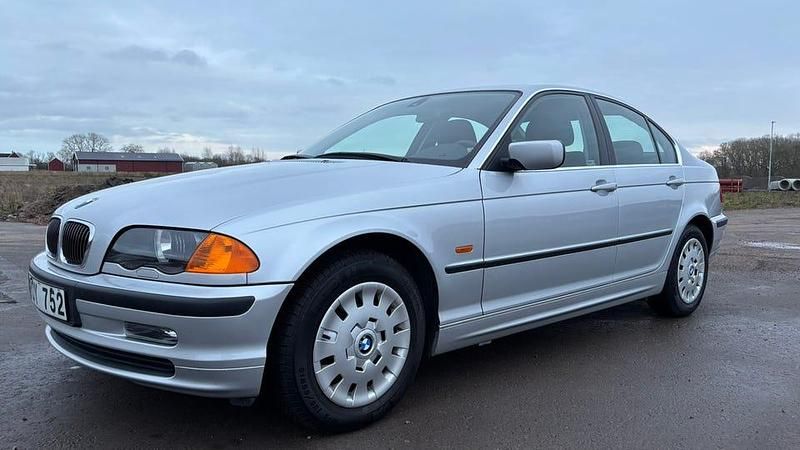 Titansilver metallic Begagnad 2000 BMW 320 Sedan | 59 000 kr (Bra pris) - Bild 1/4