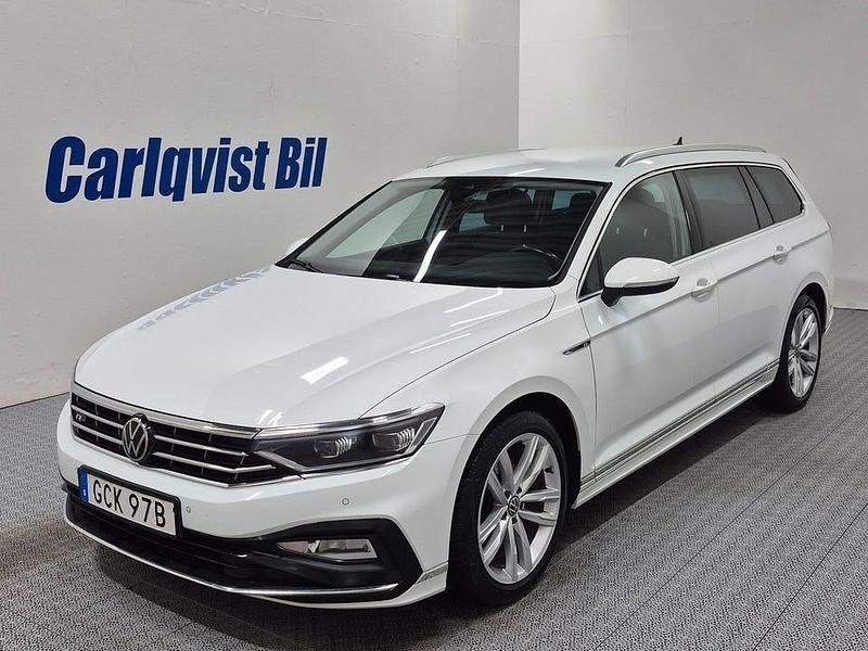 Vit Begagnad 2022 VW Passat R-line Kombi | 274 000 kr (Marknadspris) - Bild 1/4