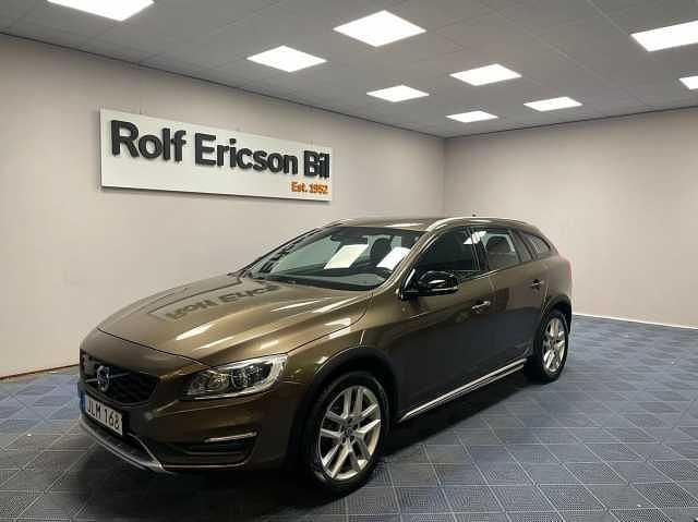 Brun Begagnad 2016 Volvo V60 CC Summum Kombi | 249 500 kr (Marknadspris) - Bild 1/4