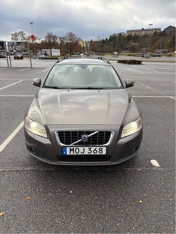 Grå Begagnad 2009 Volvo V70 Momentum Kombi | 31 000 kr (Dyr) - Bild 1/4