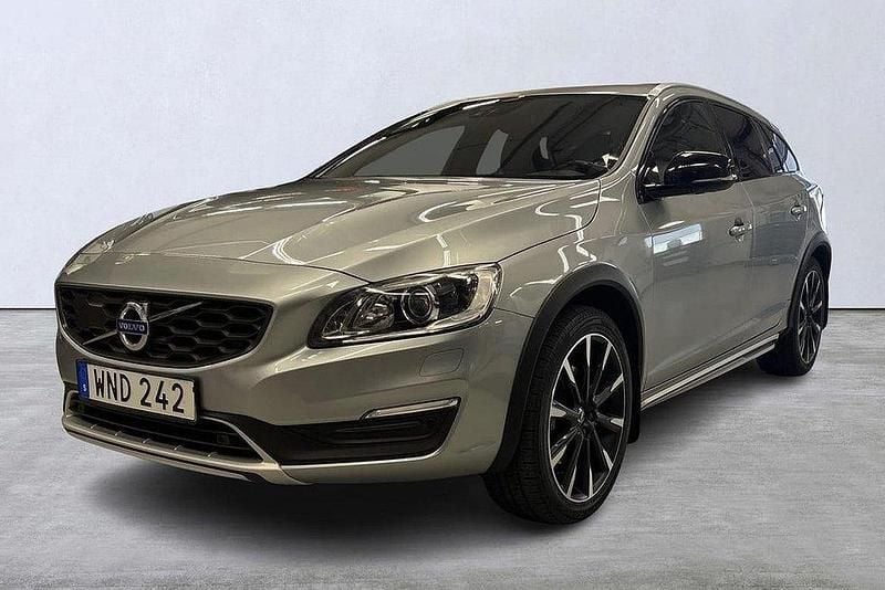 Silver Begagnad 2018 Volvo V60 CC Standard Kombi | 259 900 kr (Marknadspris) - Bild 1/4