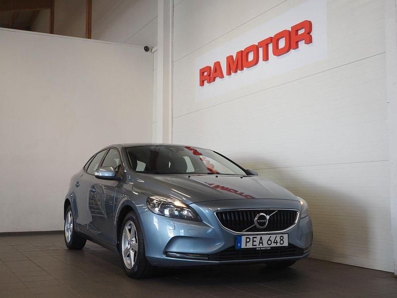 Ljusblå Begagnad 2016 Volvo V40 Business Edition Kombi | 119 900 kr (Marknadspris) - Bild 1/3