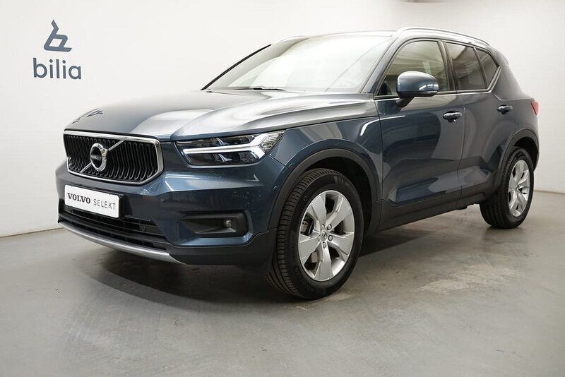 Mörkblå Begagnad 2020 Volvo XC40 Momentum SUV | 309 900 kr (Marknadspris) - Bild 1/3