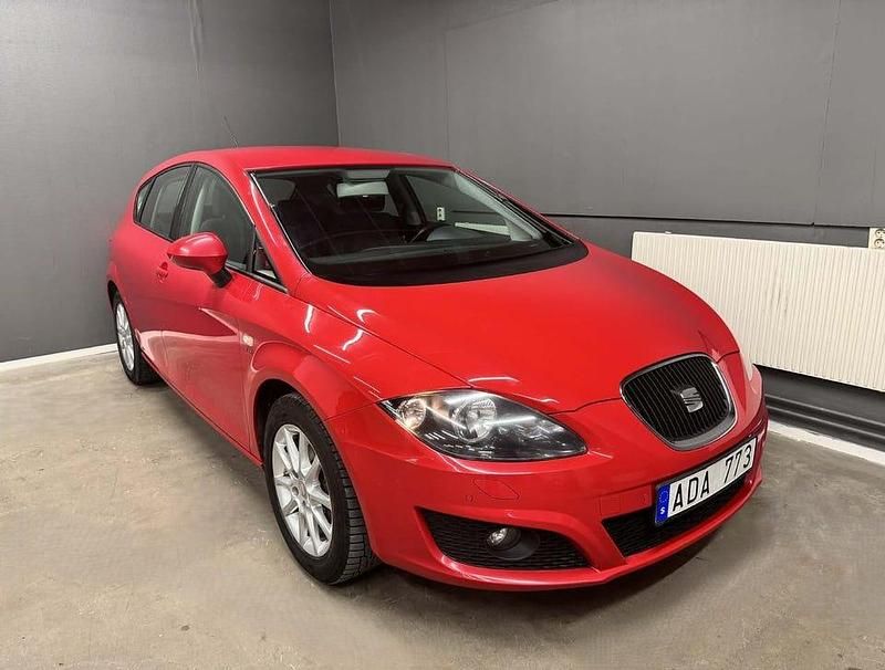 Röd Begagnad 2010 Seat Leon Style Halvkombi | 54 900 kr (Lite dyr) - Bild 1/4