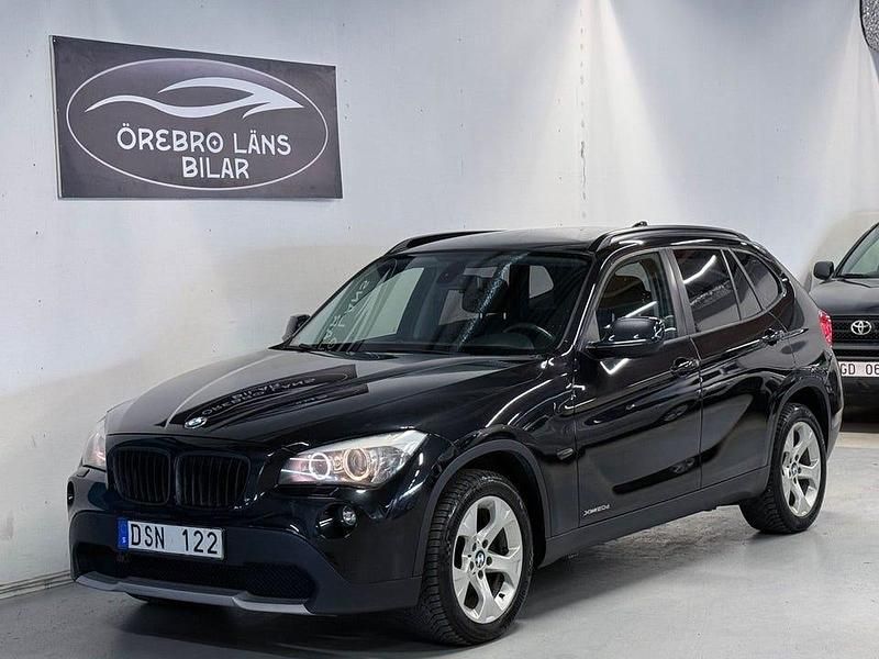 Svart Begagnad 2012 BMW X1 SUV | 119 900 kr (Marknadspris) - Bild 1/4