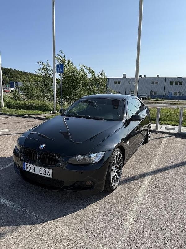 Svart Begagnad 2009 BMW 330 Comfort Edition Sportkupé | 99 900 kr (Bra pris) - Bild 1/4