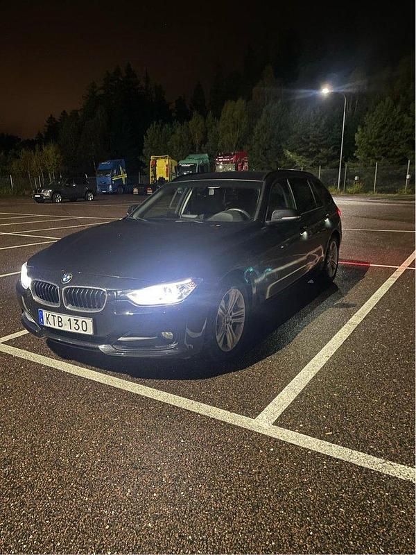 Svart Begagnad 2015 BMW 318 Sport Line Kombi | 125 000 kr (Lite dyr) - Bild 1/3
