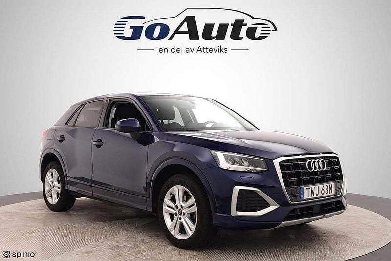 Blå Begagnad 2022 Audi Q2 Proline SUV | 249 500 kr (Marknadspris) - Bild 1/4