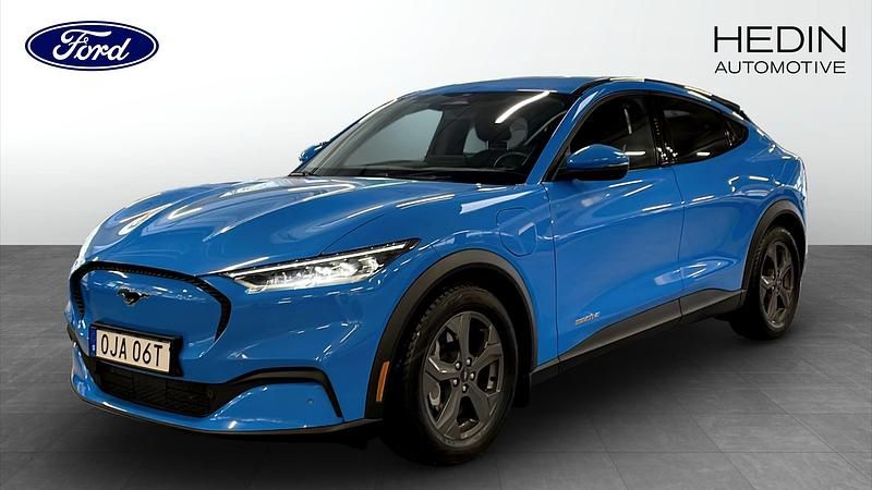 Blå Begagnad 2022 Ford Mustang Mach-E Standard Range SUV | 364 900 kr (Lite dyr) - Bild 1/4