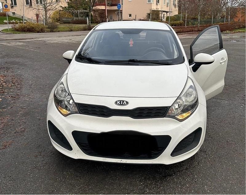 Vit Begagnad 2012 Kia Rio Halvkombi | 45 000 kr (Marknadspris) - Bild 1/4