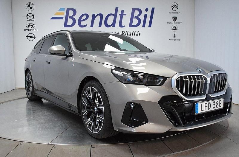 Grå Begagnad 2025 BMW 530e M Sport Kombi | 689 500 kr (Marknadspris) - Bild 1/3