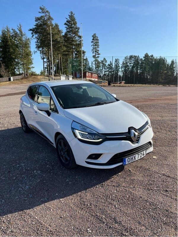 Vit Begagnad 2017 Renault Clio IV Intens Halvkombi | 93 000 kr (Marknadspris) - Bild 1/4