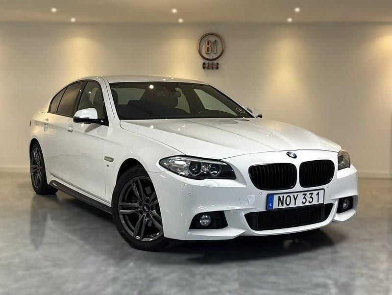 Vit Begagnad 2016 BMW 520 M Sport Sedan | 169 900 kr (Marknadspris) - Bild 1/4