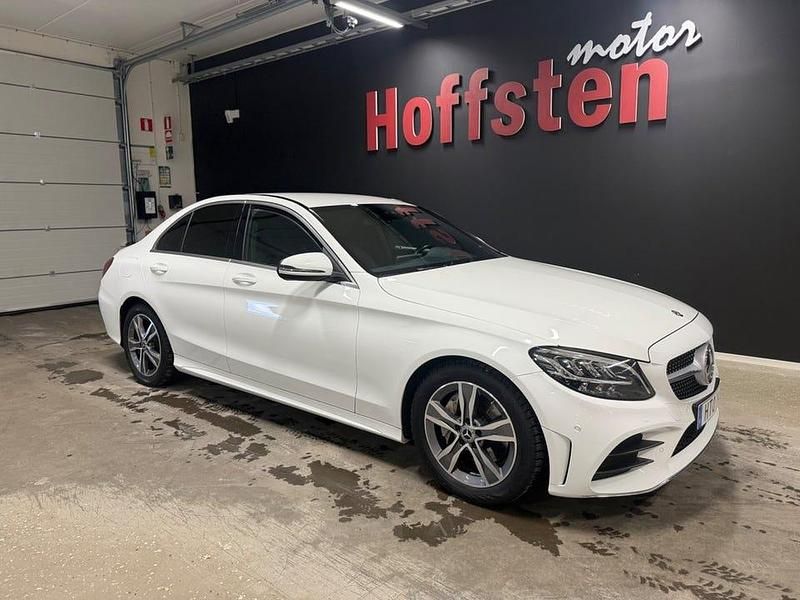 Vit Begagnad 2018 Mercedes C200 AMG line Sedan | 259 900 kr (Marknadspris) - Bild 1/4